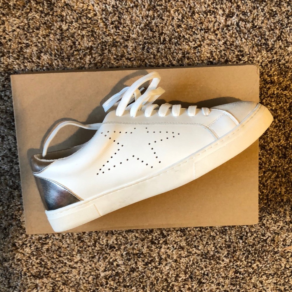 Steve Madden Rezume Sneaker w/star distressed